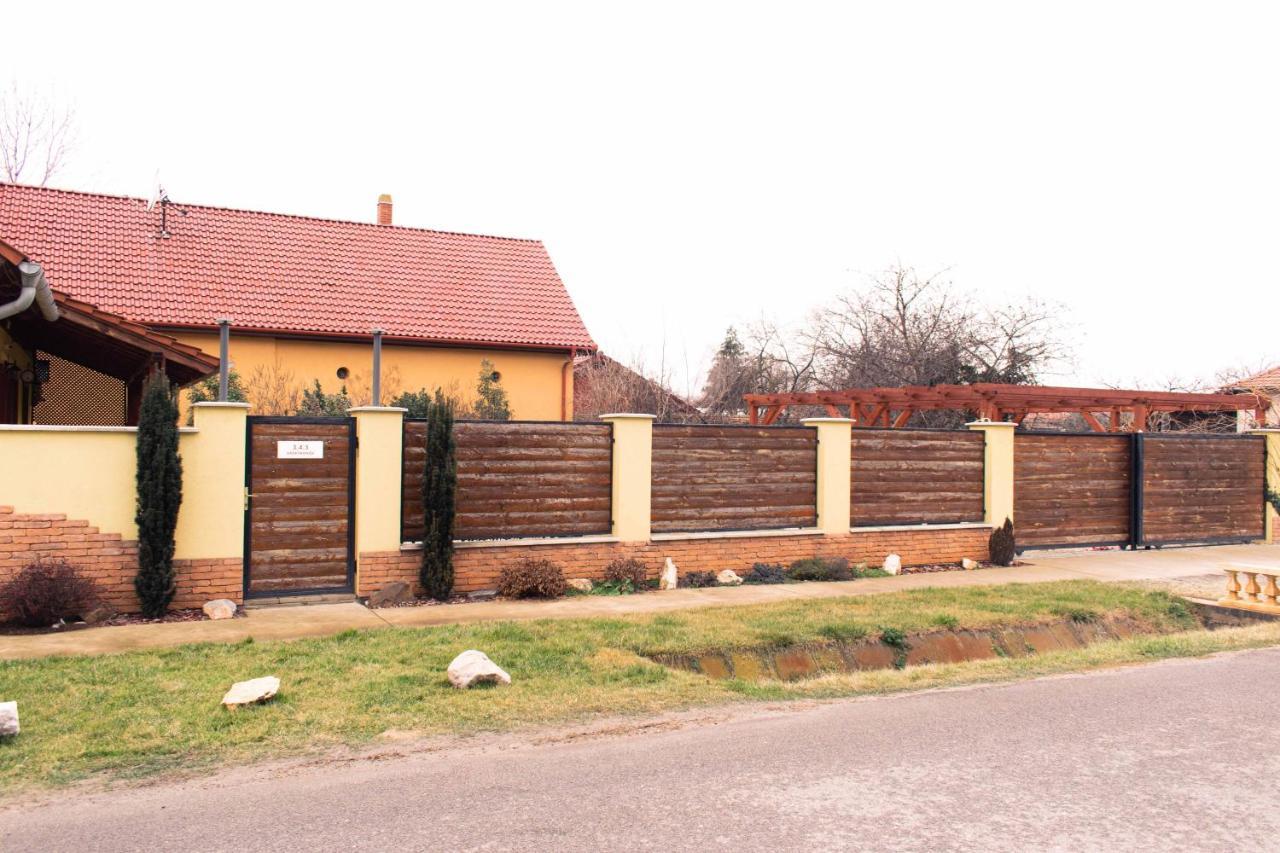 Borostyan Apartmanhaz Morahalom Luaran gambar
